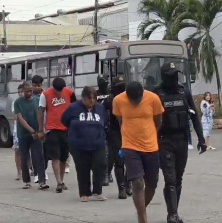 $!La banda exigía pagos a dueños de restaurantes en Urdesa y otras zonas del norte de Guayaquil.