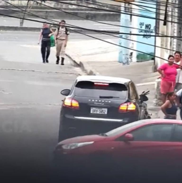 $!Captura de video que muestra el arribo del vehículo de lujo.