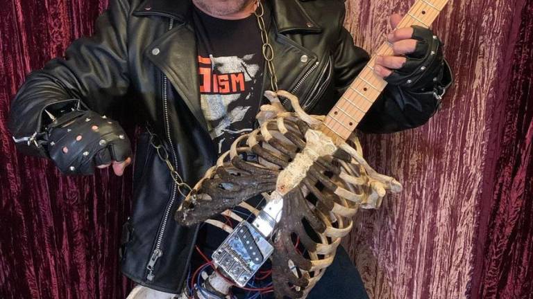 Músico estadounidense construye una guitarra con el esqueleto de su tío