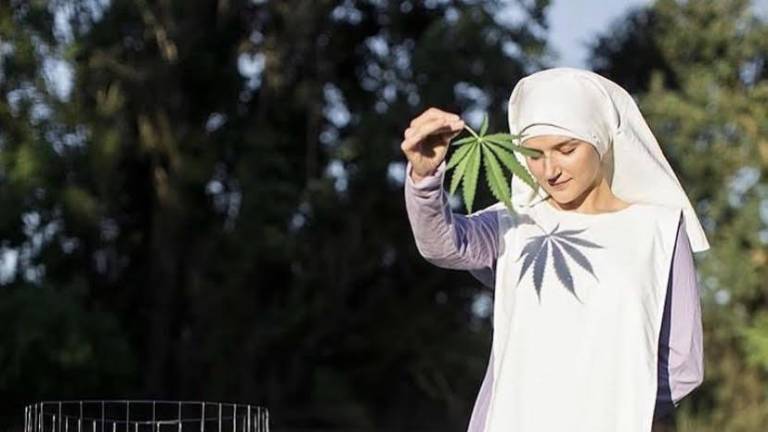 Mujeres vestidas de monjas que ganan millones vendiendo marihuana