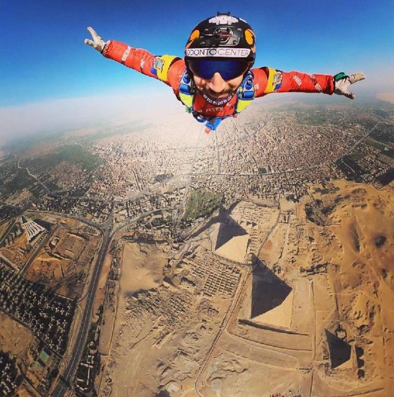 $!Pablo Santos fue invitado a la cuarta edición del evento del Salto del Faraón (JUMP LIKE A PHARAOH 2021). Voló con su traje de alas y fue el primer deportista ecuatoriano en volar sobre las pirámides de Giza, una de las 7 maravillas del mundo