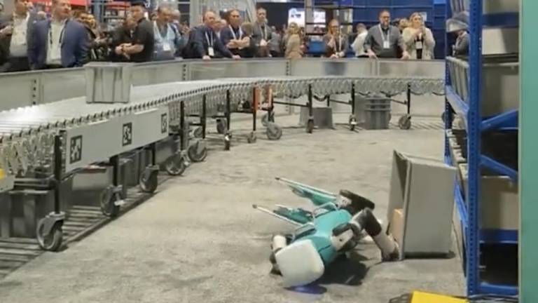 VÍDEO: Robot se desmaya luego de 20 horas de trabajo sin descanso