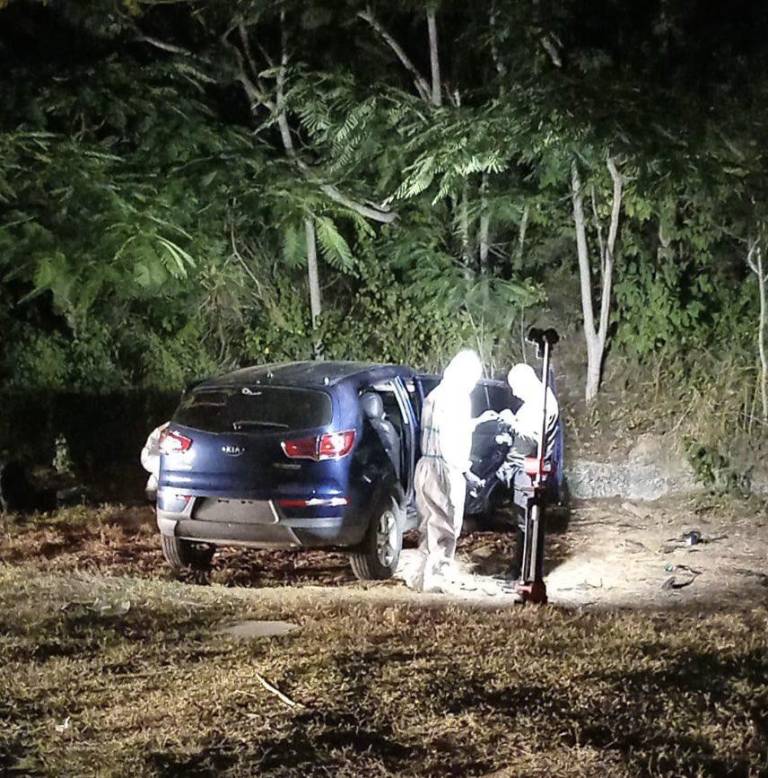 $!Vehículo en el que fueron hallados los cadáveres de ambas víctimas.