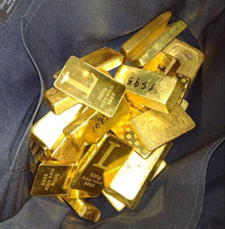 $!Todo indica que Norero había entrado de lleno en la explotación de minas de oro, para facilitar sus operaciones de lavado con la comercialización de lingotes. En su vivienda en Samborondón la Policía encontró más de 40 lingotes de 500 gramos cada uno.