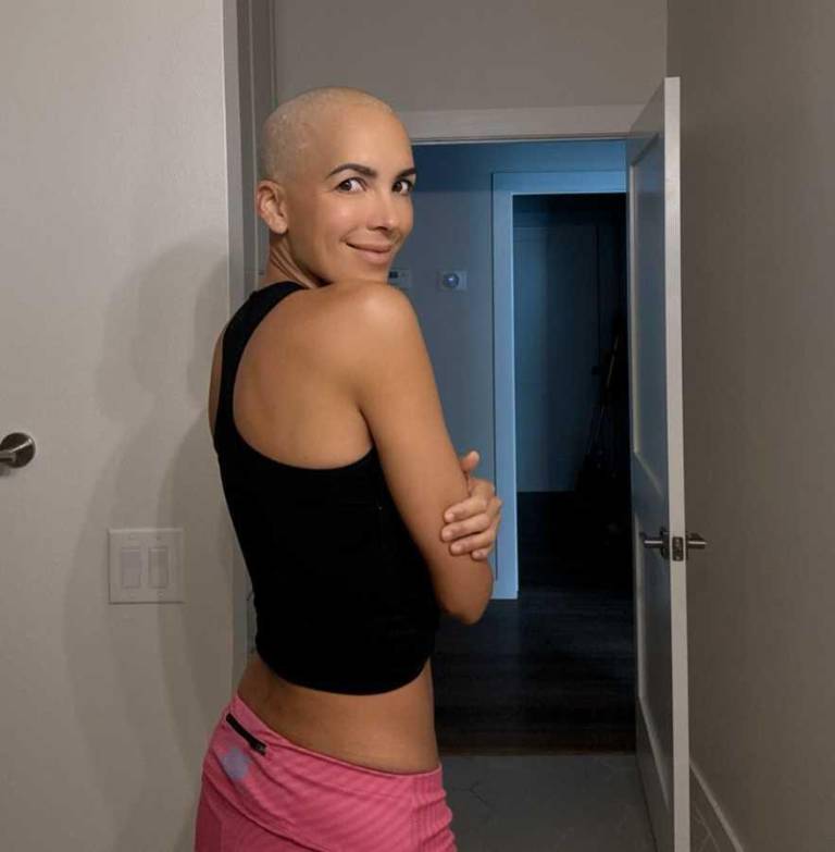 $!“Cada pelo que se cae es una célula que por dentro está sanando”, expresó la exconductora, convirtiendo su vulnerabilidad en mensaje de fortaleza.