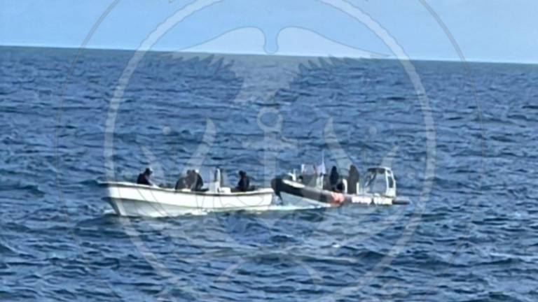 Momento de la incautación a la embarcación cerca de las Islas Galápagos.