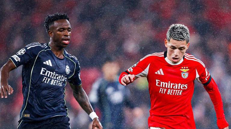 Vinícius Jr. enfrentando a Gianluca Prestianni por Champions League.