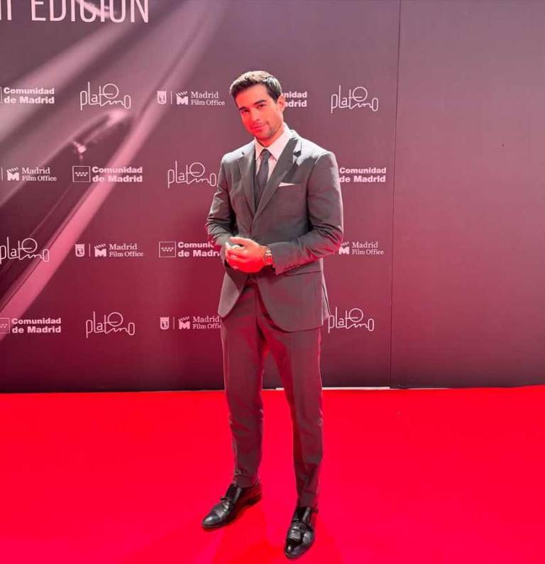 $!Carrera volvió a la actuación con un papel antagónico en Velvet y reapareció en la alfombra roja con su nueva pareja.