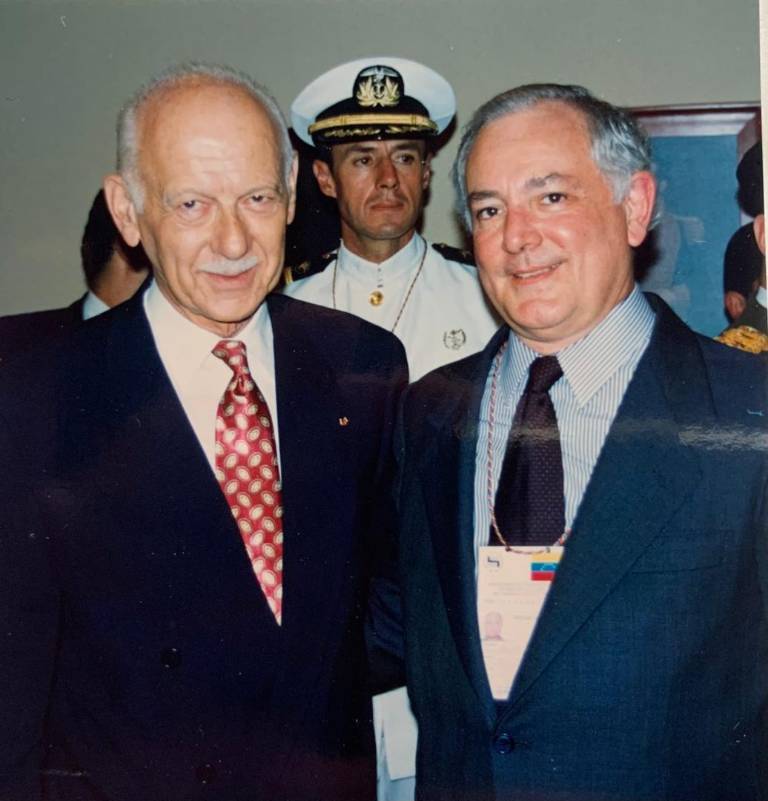 $!Jorge Sucre Castillo ha visitado Ecuador en tres ocasiones. Aquí aparece con el entonces presidente Sixto Durán Ballén.