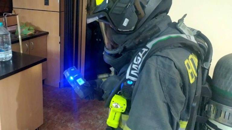 Personal del Cuerpo de Bomberos de Quito atendió a las nueve personas afectadas por la intoxicación por monoxido de carbono.