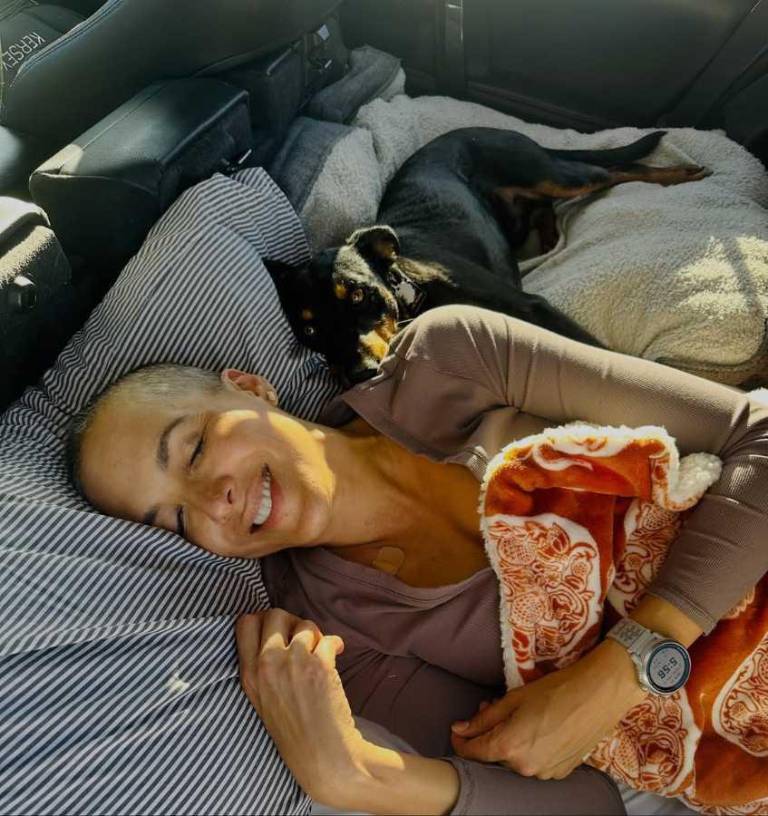 $!Su pareja, Graham Kersey, adaptó el vehículo para garantizarle comodidad durante el trayecto.