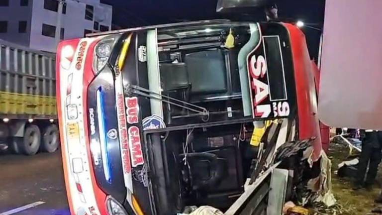 Siniestro de tránsito en la vía Cuenca-Azogues deja al menos dos muertos y 15 heridos