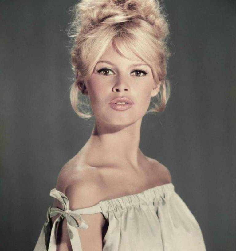 $!La actriz y símbolo sexual Brigitte Bardot, que creó un estilo propio desde que lució un escote que dejaba al descubierto sus hombros.
