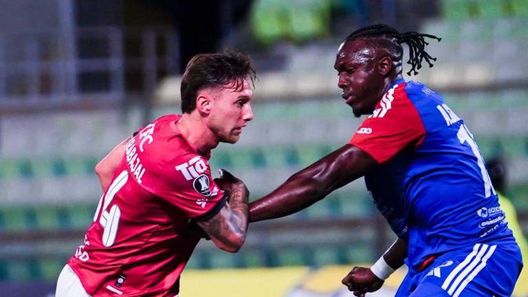 Mateo Carabajal y Alfonso Simarra, disputando el partido por Copa Libertadores.