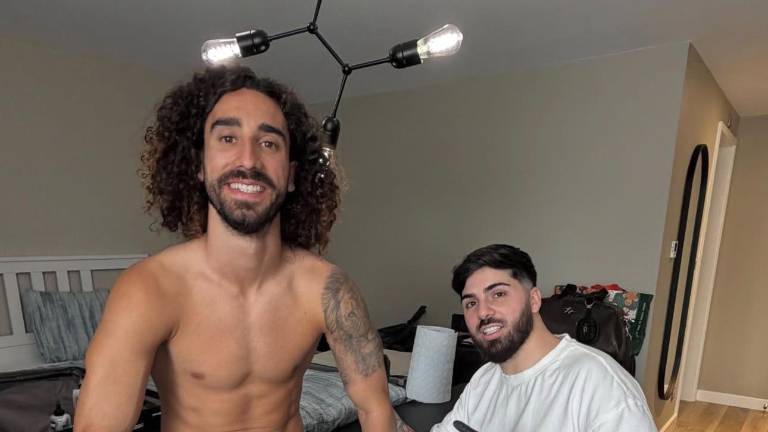 Marc Cucurella cumpliendo la promesa que realizó en el Mundial 2026.