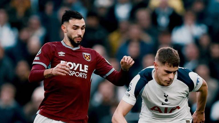 Valentín Castellanos, delantero del West Ham United disputando el balón frente al central del Tottenham Hotspur, Micky van de Ven.
