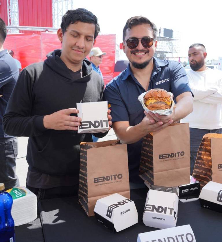 $!Bendito, uno de los locales ganadores del año pasado regresa al concurso. Durante el lanzamiento trajo los sabores de su campeona 'La Pecaminosa' y este año concursará con una hamburguesa que probablemente se llame 'La Insaciable'.