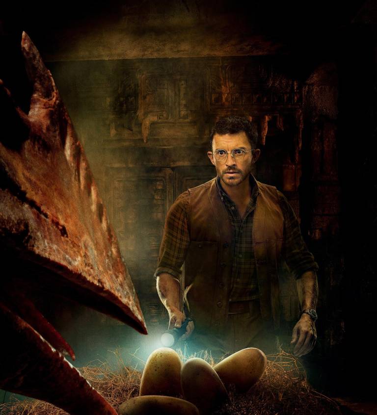 $!Imagen promocional de la película Jurassic World Renace en la que se ve al actor Jonathan Bailey personificando al doctor Henry Loomis, el experto en dinosaurios.
