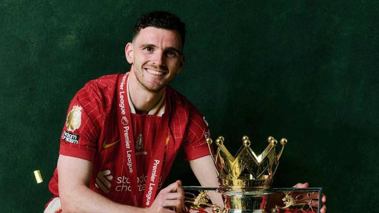 Andy Robertson junto a la trofeo de la Premier League 2024-25