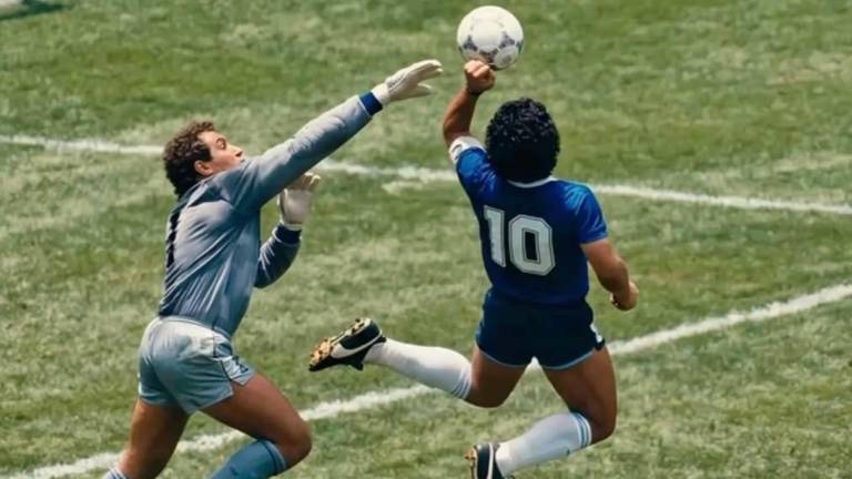 Diego Maradona anotando el gol ante Inglaterra en los cuartos de final del Mundial 1986.