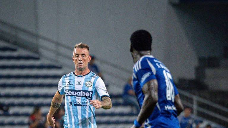 Damián Díaz disputando el partido frente Emelec en el estadio George Capwell.