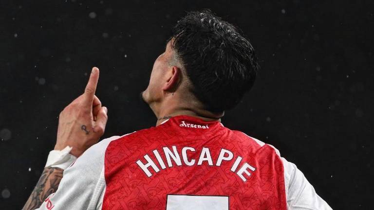 Piero Hincapié celebrando el gol anotado con el Arsenal por Premier League.