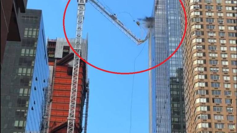 VIDEO | Aparatoso accidente en Nueva York: una grúa colapsa del piso 45 y deja seis heridos