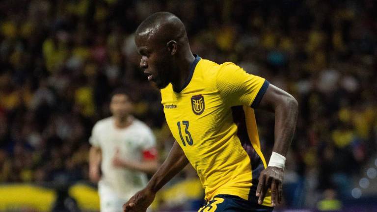Enner Valencia conduciendo el balón el partido frente a Marruecos