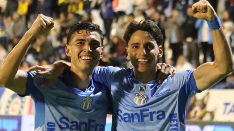 Franco Posse y Federico Paz celebran juntos el segundo gol de Macará frente a Barcelona SC.