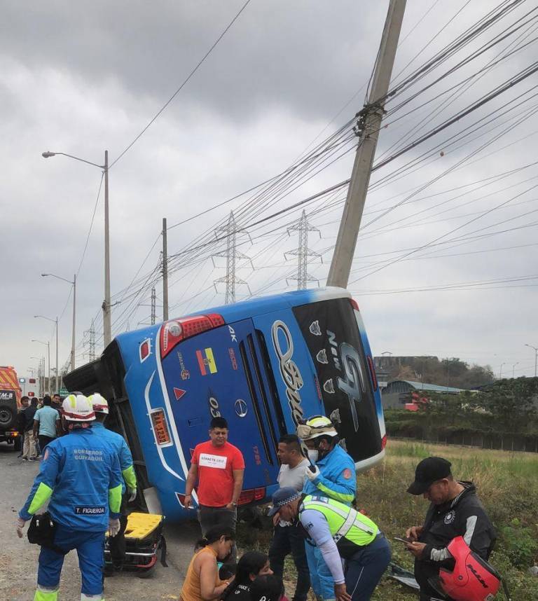 $!Accidente de tránsito entre vehículos pesados a la altura de cárcel La Roca deja varios heridos