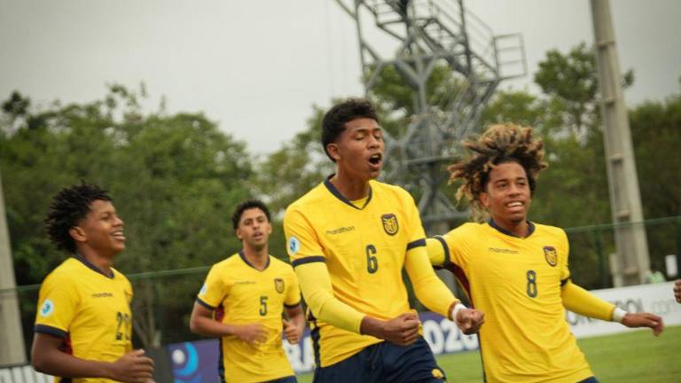 Jugadores de Ecuador celebran el primer gol del partido frente a Uruguay en el Sudamericano Sub 17.