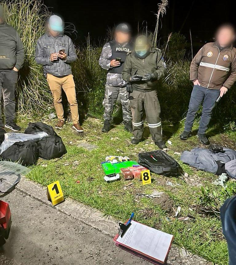 $!Tres personas, entre ellas dos presos, intentaron ingresar armas y otros objetos a la cárcel de Cotopaxi