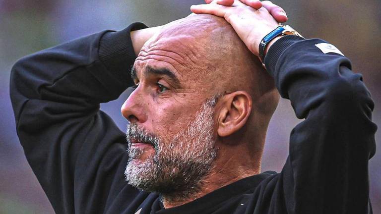 Pep Guardiola observando la semifinal de la FA Cup 2025-2026.