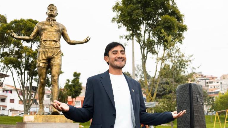Daniel Pintado junto a su estatua en el parque Miraflores de Cuenca.