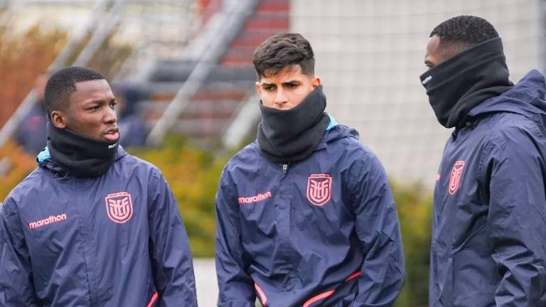 Moisés Caicedo, Piero Hincapié y Willian Pacho entrenando juntos en la selección de Ecuador.