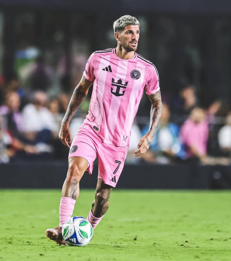 $!Rodrigo de Paul buscando algún receptor.