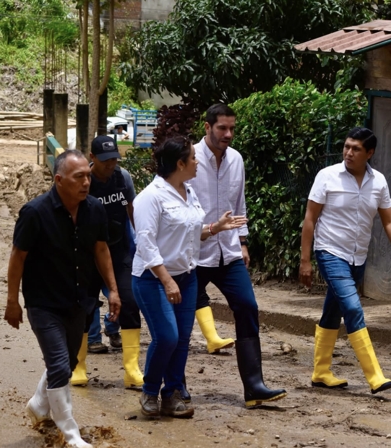 $!El Ministro Roberto Luque junto a la alcaldesa de Piñas, Teresa Feijóo, en el recorrido realizado luego de la sesión del COE Cantonal en esa ciudad.