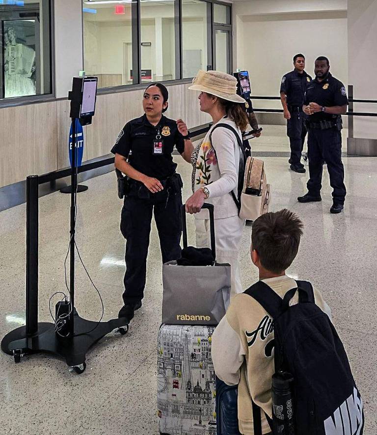 $!Ciudadanos estadounidenses ya utilizan la nueva tecnología EPP .