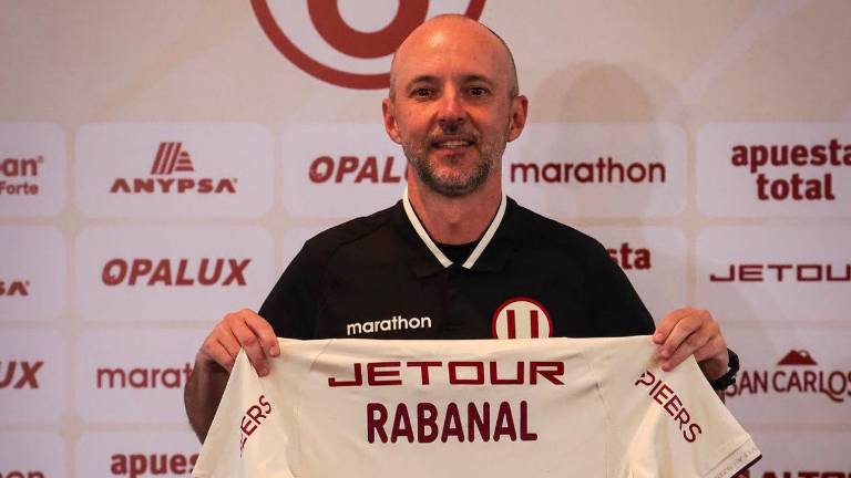 Javier Rabanal siendo presentado como nuevo director técnico de Universitario.