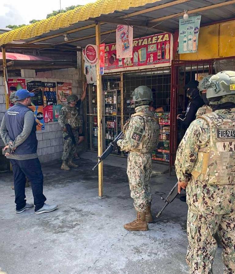 $!En los alrededores de la Penitenciaría del Litoral, las autoridades identificaron que 16 locales no contaban con los permisos de funcionamiento.