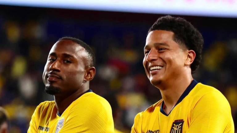 John Yeboah celebrando junto a Anthony Valencia en el último amistoso internacional de Ecuador.
