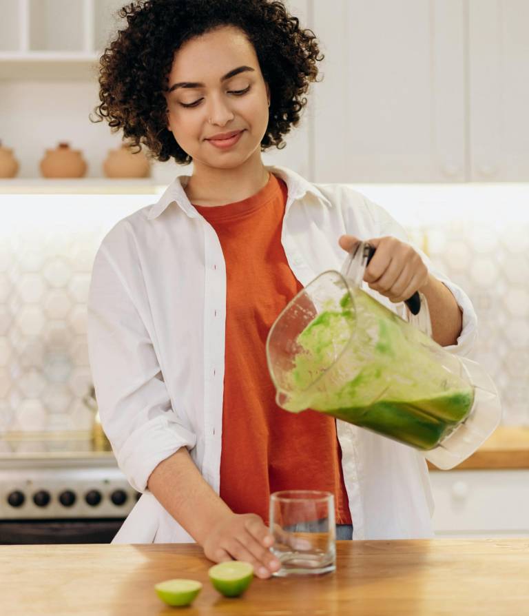 $!Un buen jugo detox puede ayudarte a mejorar tu piel y aumentar tu energía, es como un reset para tu cuerpo.