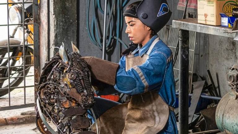 Rudy Cordero: La artista de Guayaquil que transforma chatarra en esculturas únicas