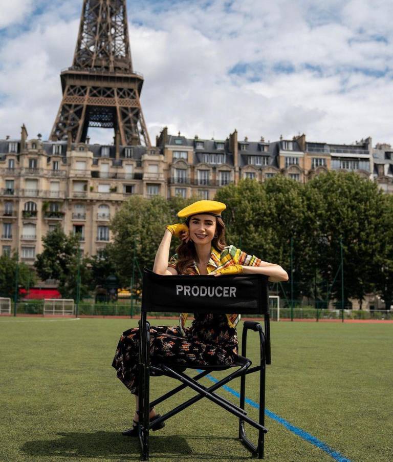 $!La actriz Lily Collins aún está promocionando la segunda temporada de la serie Emily en París.