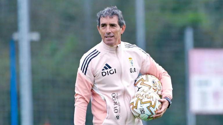 Guillermo Almada dirigiendo un entrenamiento del Real Oviedo.