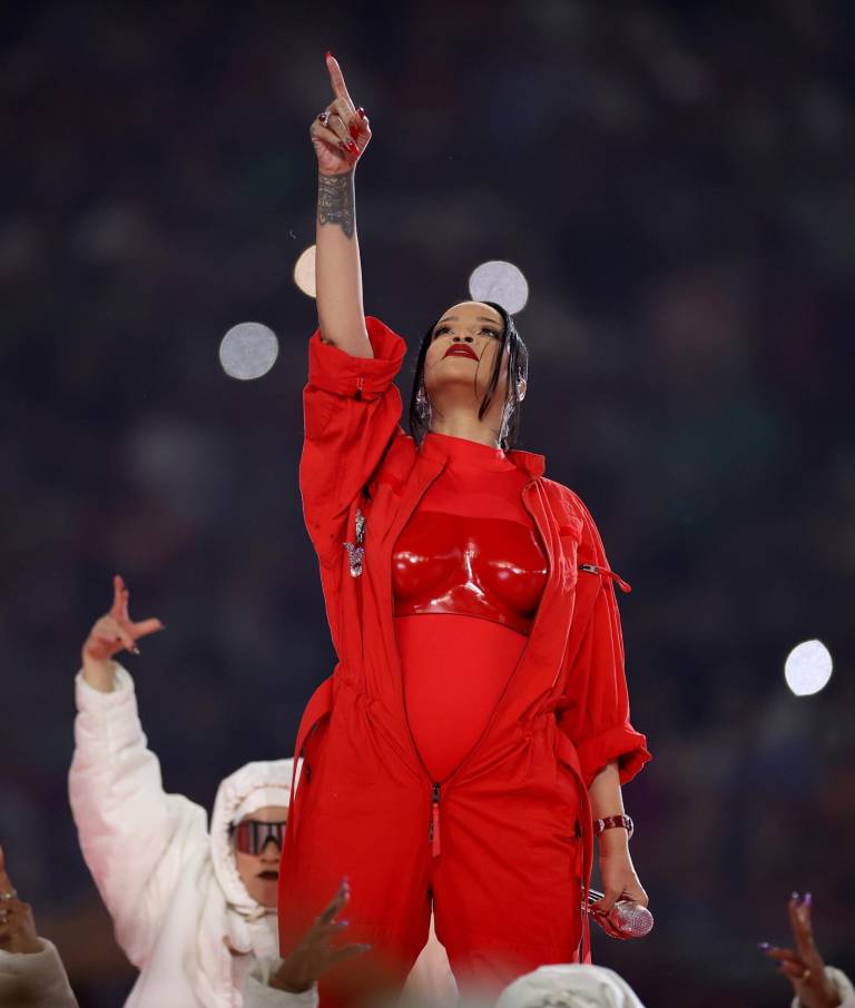 $!Rihanna csorprendió con un traje rojo con el que dejaba ver su nuevo embarazo.
