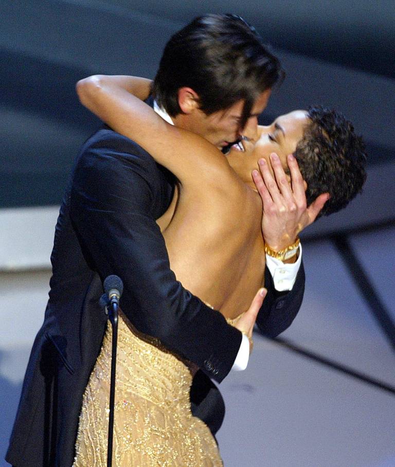 $!El 22 de marzo del 2003 el actor Adrien Brody besó inesperadamente a la actriz Halle Berry en el momento que subió a recibir su premio Óscar a Mejor Actor por su interpretación en El Pianista. (Photo by Timothy A. CLARY / AFP)