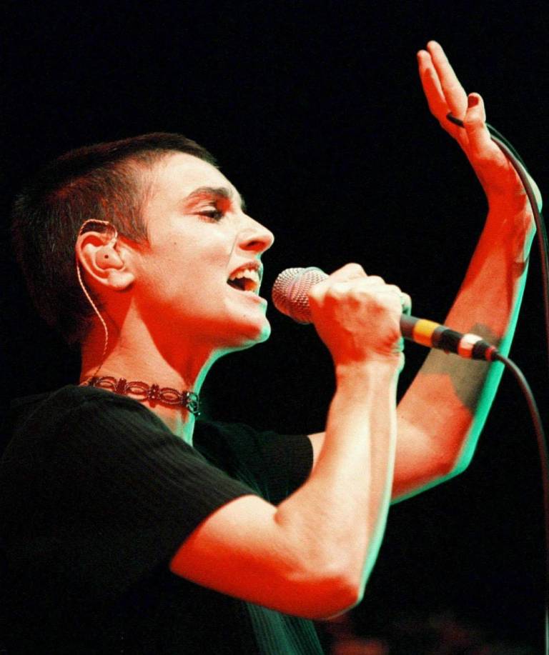 $!la cantante irlandesa Sinead o'Connor actúa durante su concierto en el 'Gurtenfestival' al aire libre en Berna, Suiza, el 18 de julio de 1998.