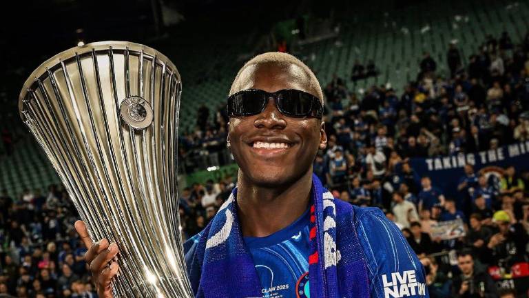 Moisés Caicedo junto al trofeo de la Conference League conseguida en mayo de 2025.