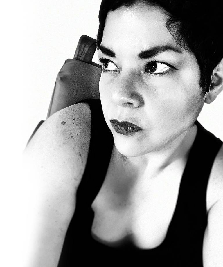 $!Tengo una sensibilidad especial desde niña. Esa empatía tan bestial tiene que ver con la lectura. Con los libros empatizas con seres imaginarios y si tienes los ojos abiertos no puedes dejar de ser furiosa”, sentencia la escritora. Foto: Editorial Páginas de Espuma